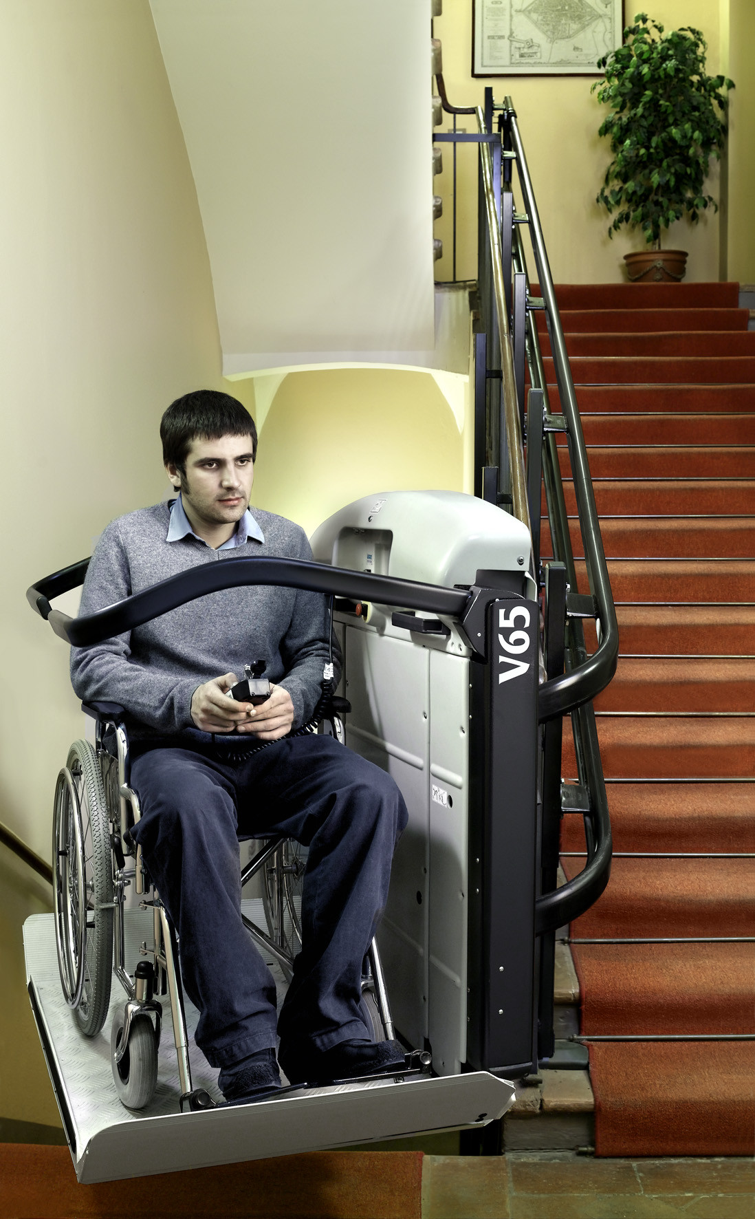 Шагающее кресло. Эвакуационное лестничное кресло Самоспас. Наклонный подъемник для инвалидов. Кресло лифт для инвалидов. Платформа для лестничного подъема инвалидного кресла.